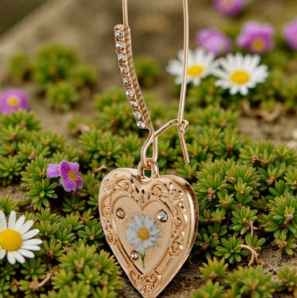 NEW Betsey Johnson Women's Sweetheart Daisy Heart Dangle Earrings Gold Tone NWT - Picture 5 of 5